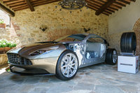 「DB11」のカットモデル。ボディーストラクチャーは新設計のアルミニウム製で、ドアの部材にはマグネシウムが用いられている。