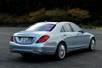 なだからに下がるラインで構成されたエレガントなリアビュー。光ファイバーケーブルを使用したリアコンビランプのデザインは、かつての「Sクラス」が用いていた凹凸のランプカバーをモチーフにしているという。