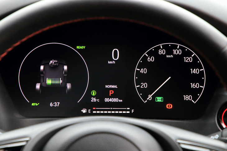 メーターパネルのマルチインフォメーションディスプレイには、走行距離や燃費、推定走行可能距離、ハイブリッドシステムの作動状態などが表示される。