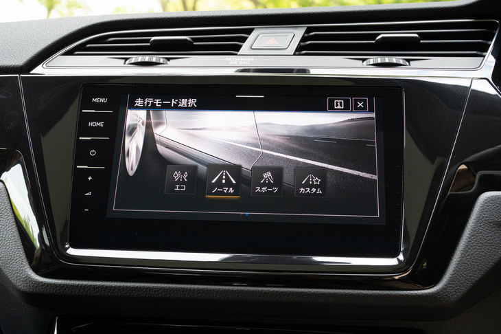 走行モードの切り替えが可能な「ドライビングプロファイル機能」は、「ハイライン」と「Rライン」のみに装備される。