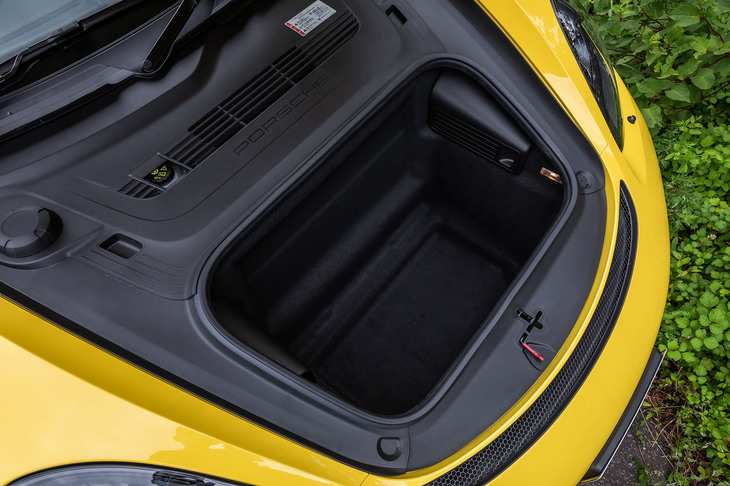 フロントフード下に設けられた荷室の容量は150リッター。これに加えキャビン後方のハッチゲート内にも、容量270リッターの荷室が備わっている。