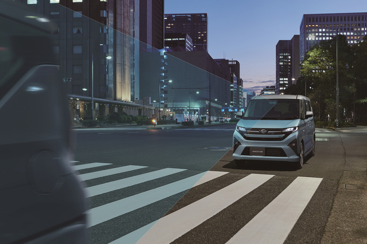 新型「ムーヴ」は、夜間の歩行者および二輪車にも対応する、衝突警報機能や衝突回避支援ブレーキ機能を有するステレオカメラ方式の先進運転支援システム「スマートアシスト」を搭載している。