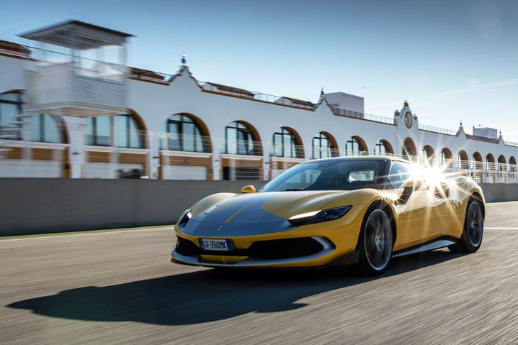 サーキット走行向けの「アセットフィオラーノパッケージ」が採用された「296GTB」。往年の「250ルマン」をモチーフにした、シルバーの差し色を選択できるのも、このパッケージの特徴だ。