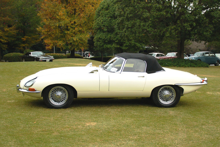1961年のジュネーブモーターショーでデビューを飾った「ジャガーEタイプ」。スタイリッシュなクーペモデルと「OTS（オープン2シーター）」（写真）の2つのボディータイプがラインナップされた。