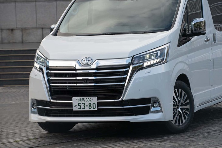 フロントフェイスは、ヘッドランプと一体になったグリルや厚みのあるノーズにより存在感と高級感を演出。ただし、ギラギラしていない日本的な品質のよさを表現したという。