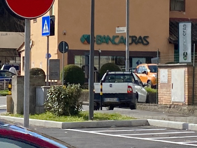 方向転換する「フィアット・ストラーダ」。シエナで2022年4月撮影。