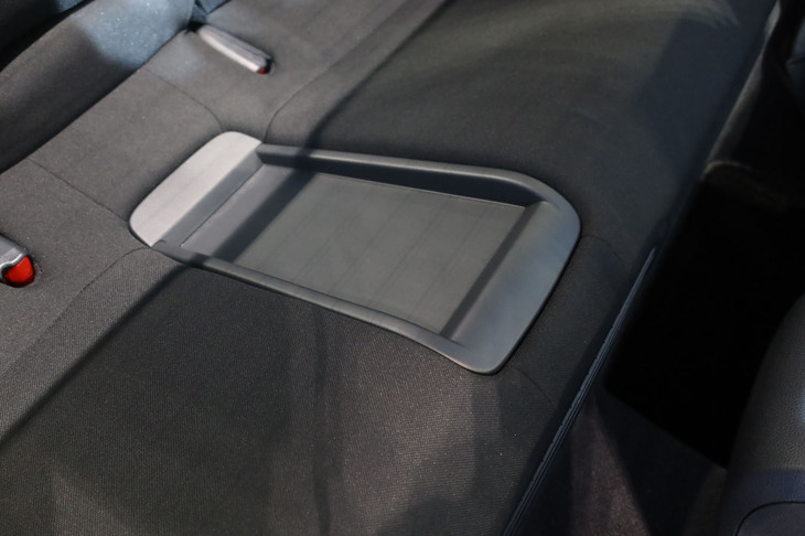ホンダ・プレリュード（リアシート中央のトレー）