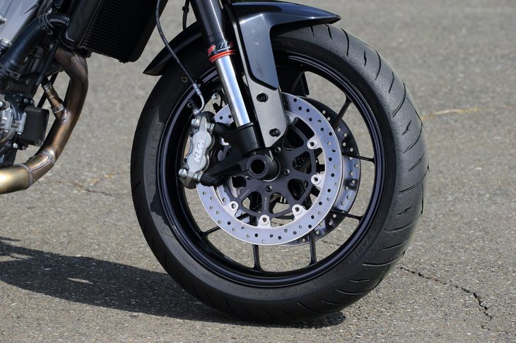 タイヤには同車専用設計の「マキシス・スーパーマックスST」を採用。ブレーキディスクはフロントがφ300mm（ツイン）、リアがφ240mmで、フロントにはラジアルマウントの4ピストンキャリパーが組み合わされる。