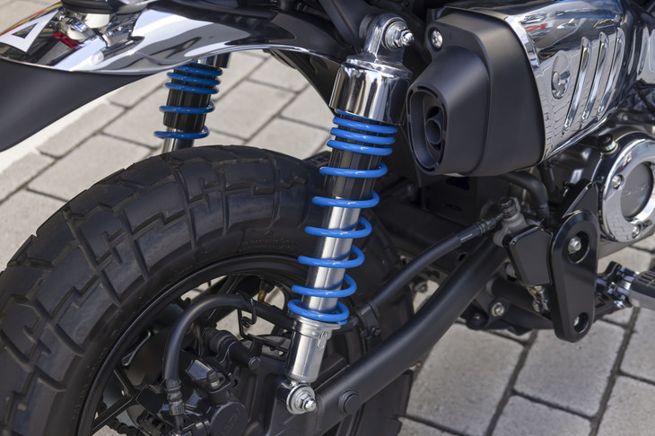 細かいところでは、リアのコイルスプリングが不等ピッチとなった点も、今回の改良のポイントである。