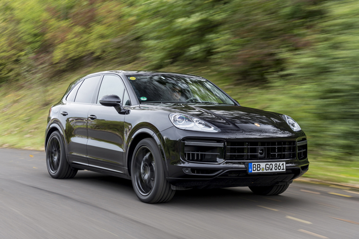 最新型には、「カイエン」として初めて、後輪の操舵システムが採用されている。これにより、コーナリングにおける俊敏性と、車線変更時の安定性が高まり、小回り性も向上するとうたわれる。