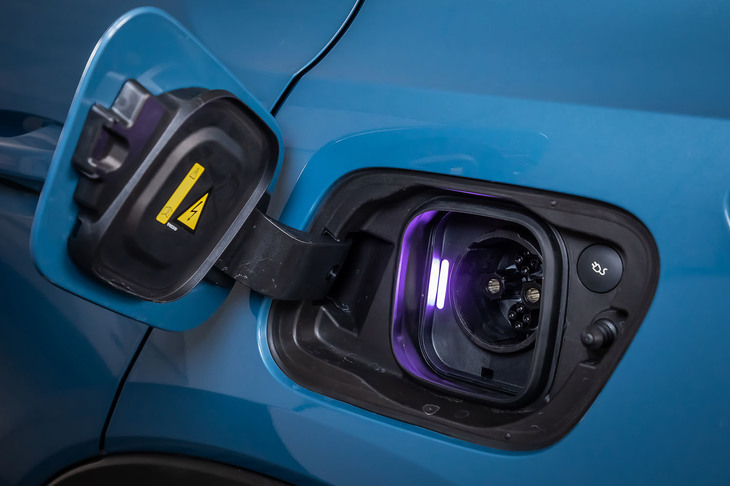 左のリアフェンダーに、CHAdeMO規格対応の急速充電用ポートが配置されている。150kWの急速充電を利用した場合、約40分で80％までの充電が可能となる。