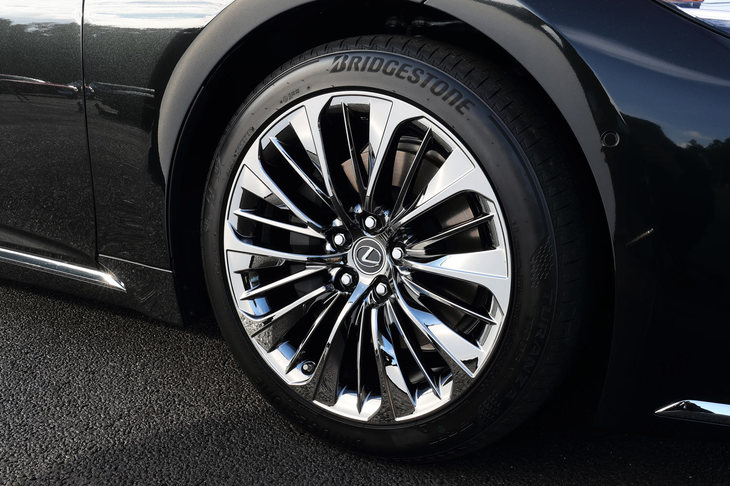 タイヤはこれまでと同じくランフラットだが、より柔軟性が高く軽量なものを採用。緩衝機能の向上とバネ下重量の軽減が図られた。