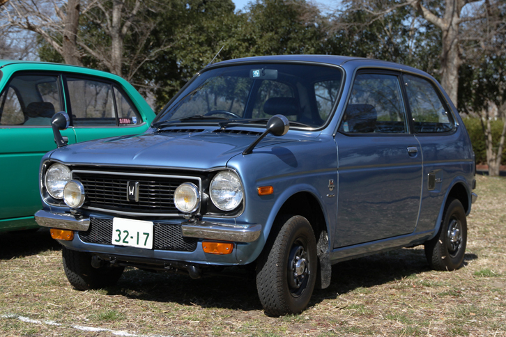 「ホンダ・ライフ ツーリングSL」。「N360」シリーズの後継として1971年にデビューしたライフ。4ストローク2気筒SOHCエンジンは水冷化され、日本で初めてカム駆動にコッグドベルトを使用し、やはり国産初のバランサーも採用。N360の弱点だった騒音・振動を大幅に低減した、まろやかな乗り味が特徴だった。「ツーリング」は翌1972年に追加されたツインキャブエンジン搭載の高性能版。