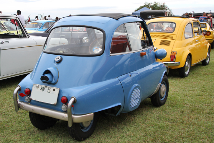 「神5」（神＝神奈川）のシングルナンバーを付けた1957年「BMWイセッタ300」。珍しい、後輪が2輪のタイプだ。