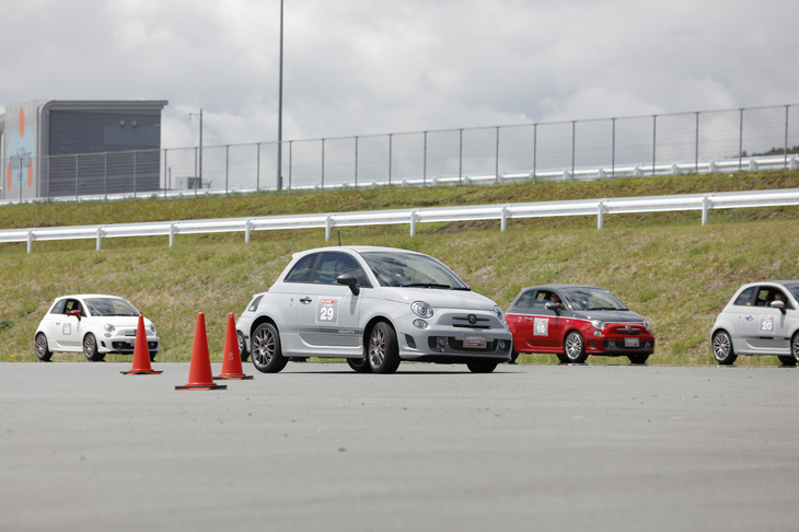 ペースを上げていったら案の定アンダーステア。もうハンドルを切り足しても、クルマはインを向いてくれない。