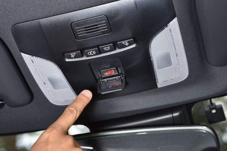 急病や事故の際には、オペレーターが緊急車両の手配を行う「ヘルプネット」も利用できる。写真は、前席の頭上に備わる“呼び出し用ボタン”。