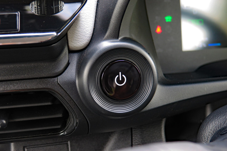 三菱eKクロスEV P（スタートスイッチ）