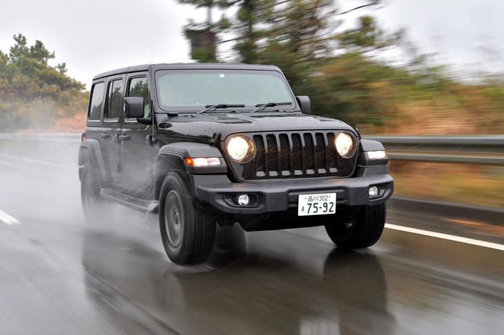 
	【ジープ・ラングラー アンリミテッド スポーツのスペック】
	ボディーサイズ：全長×全幅×全高＝4870×1895×1845mm／ホイールベース：3010mm／車重：1950kg／駆動方式：4WD／エンジン：2リッター直4 DOHC 16バルブ ターボ／トランスミッション：8段AT／最高出力：272ps（200kW）/5250rpm／最大トルク：400Nm（40.8kgm）/3000rpm／タイヤ：（前）265/70R17 115Q／（後）265/70R17 115Q（グッドイヤー・アイスナビSUV）／燃費：11.5km/リッター（JC08モード）／価格：504万3600円
	