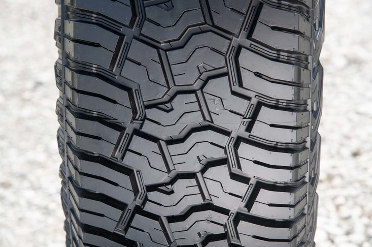 トレッド面には新開発をうたうアグレッシブブロックパターンを採用。ショルダー部には2つの、センター部には4つのそれぞれ異なる形状のブロックを配することで“オフロード感”を高めている。