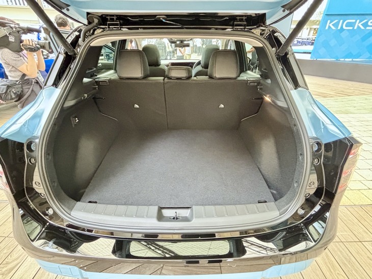 荷室の容量はFF車の最も広い仕様で476リッター、4WD車は340リッター。開口部も床面も横方向の広さが際立っている。