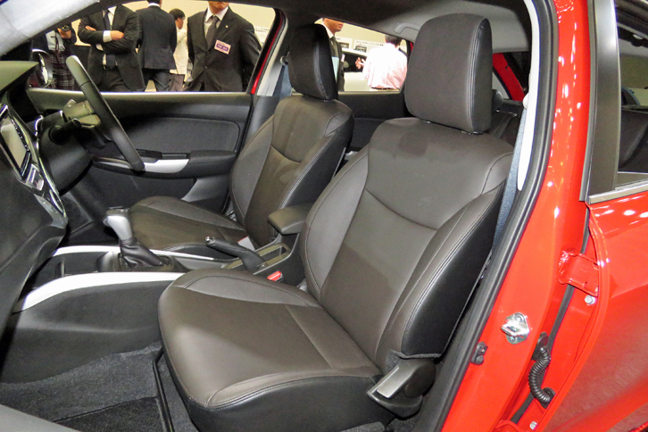 「ゆとりある室内空間」がうたわれる「バレーノ」。後席だけでなく、前席（写真）の足元にもゆとりが感じられるという。