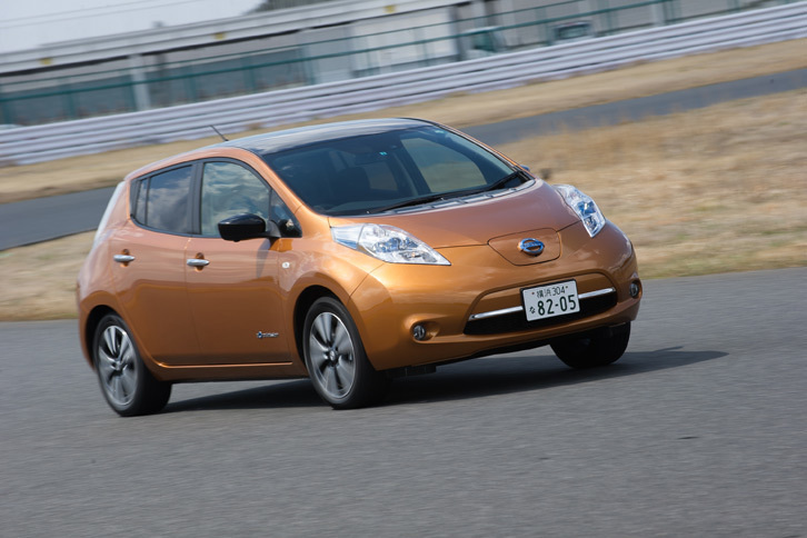 2010年12月に発売された「日産リーフ」。24kWhと30kWhの2種類のバッテリーが用意されており、後者を搭載するモデルでは、280km（JC08モード）の一充電走行可能距離を実現している。