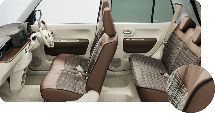 シート表皮はレザー調×ファブリック。落ち着きのある空間を目指した。