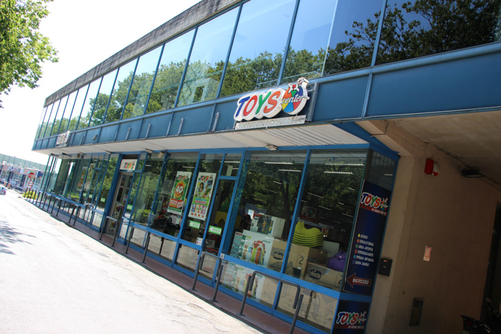 シエナのランチア代理店跡には、テナントとしておもちゃ店が入っている。2017年7月。