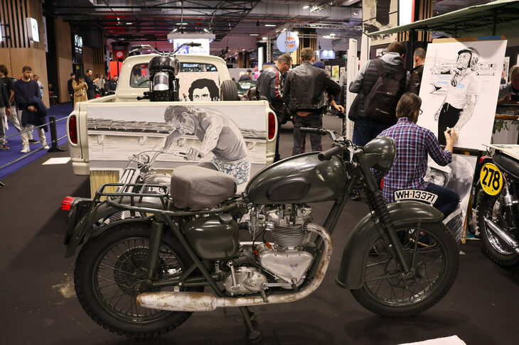 フランスのバイク好きおじさんにとって永遠のアイドルである、スティーブ・マックイーンゆかりの車両特集も。「トライアンフTR6R」は1963年の映画『大脱走』のなかで使われたもの。