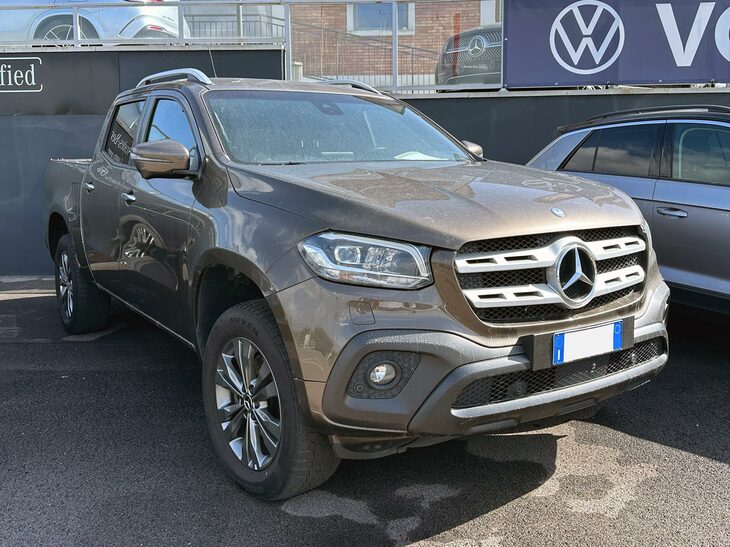 「メルセデス・ベンツXクラス」。2025年8月、シエナ県の販売店で。