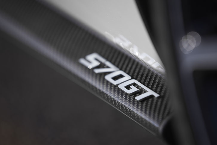 「570GT」は2016年3月のジュネーブショーで世界デビューを果たした。日本市場での車両価格は2752万7000円。