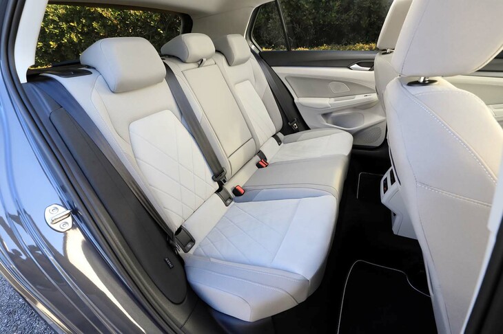 後席（写真）も前席と同様、マイクロフリースの表皮で仕立てられている。