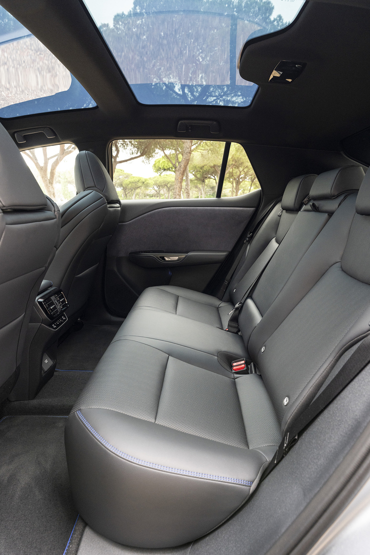 後席はシート自体のボリュームは十分だが、座面高が少し物足りないのはこれまでどおり。次はこのあたりも手当てしてもらいたいところだ。