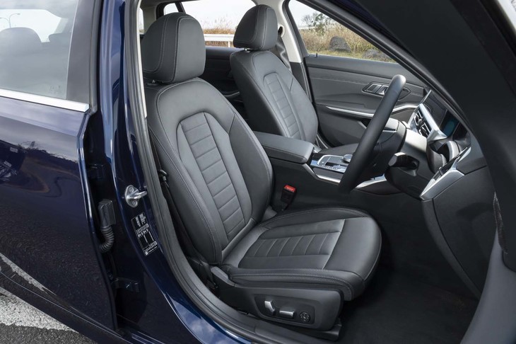 「318i」ではクロスシートが標準。試乗車にはオプションの「ハイラインパッケージ」に含まれるヴァーネスカレザーシートが装着されていた。