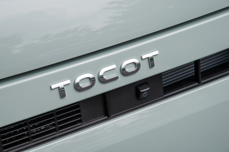 フロントを飾る「TOCOT」のロゴ。このユニークな車名は、「To Character（自分らしさの表現）」「To Comfortableness（安全・安心、運転しやすさ）」「To Convenience（使いやすさ）」の頭文字（To C）に着想を得たものとのこと。