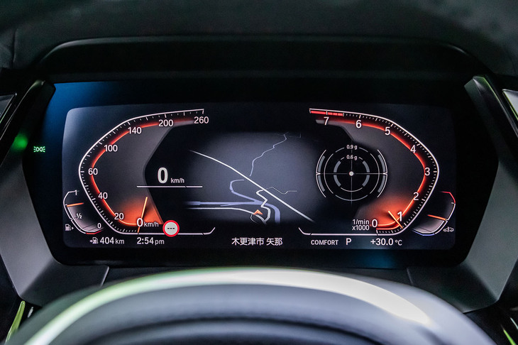 マルチディスプレイメーターパネルは10.25インチサイズ。最新のBMW車でおなじみとなった運転席と中央の2枚の液晶パネルを一体化した「カーブドディスプレイ」は採用されていない。写真は「コンフォート」モード選択時のもの。