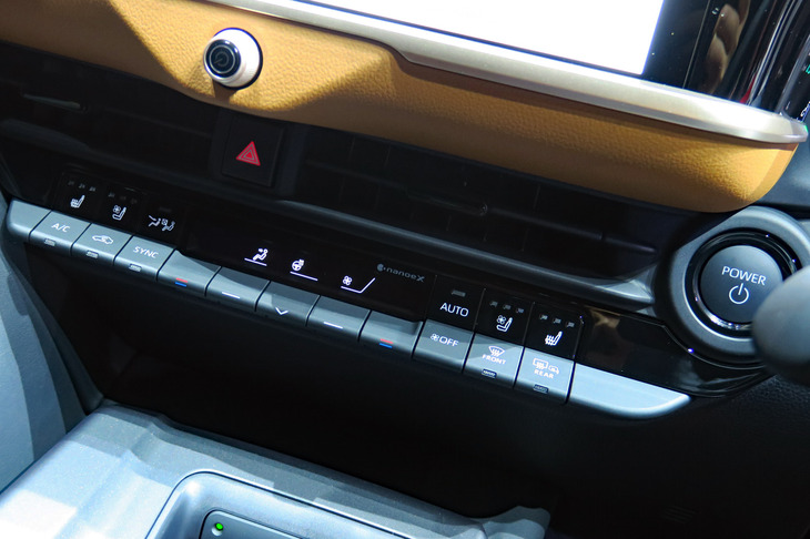 トヨタ・クラウン クロスオーバー（エアコンスイッチ）