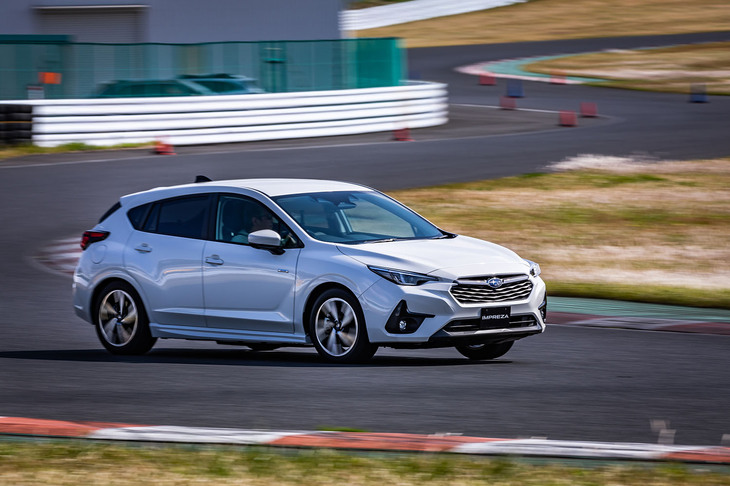 スバル・インプレッサ（クローズドコースでの走行シーン）