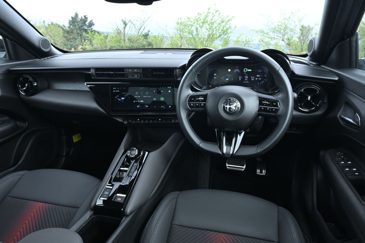 運転席側に向いたセンターディスプレイは、ドライバー中心のコックピットコンセプトからデザインされたもの。「プレミアム」グレードにはアルミ製のアクセル／ブレーキペダルが採用される。