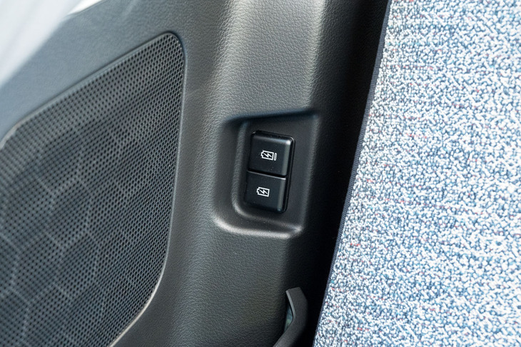 新型「スペーシア」ではコネクティビティーも大幅に改善。USBポートはダッシュボードに2個、後席の右側に2個の、全4個が設けられている。