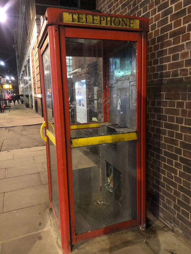 1980年代のテレビCMで田原俊彦と松田聖子がばったり出会ったのは、赤いテレフォンボックスの前だった。ただし中の電話機は、とっくに撤去されている。