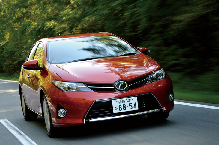 シャープなつり目と台形のロワグリルが特徴の「キーンルック」。2012年登場の「トヨタ86」や2代目「オーリス」（写真）あたりから使われ始め、今日でも「カローラ」シリーズなどにそのモチーフが受け継がれている。