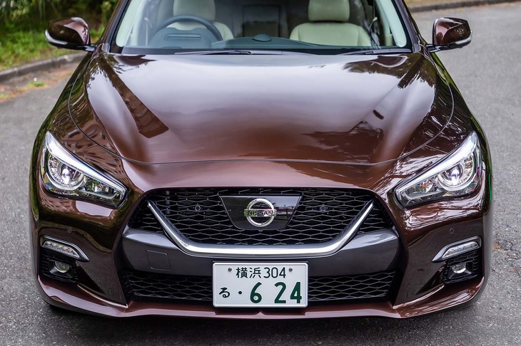 フロントグリルは、従来のインフィニティデザインから、日産車に共通する「Vモーショングリル」に変更。最新の「スカイライン」にインフィニティのエンブレムは、一切用いられていない。