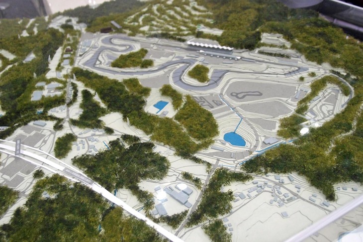 こちらは「富士モータースポーツフォレスト」の地形模型。西側（写真左奥）のホテルとミュージアムは2022年秋にオープンする予定で、2023年以降にガレージなどが開業する見込み。