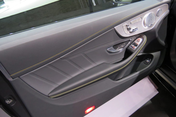 メルセデスAMG C63 Sクーペ（ドアパネル）