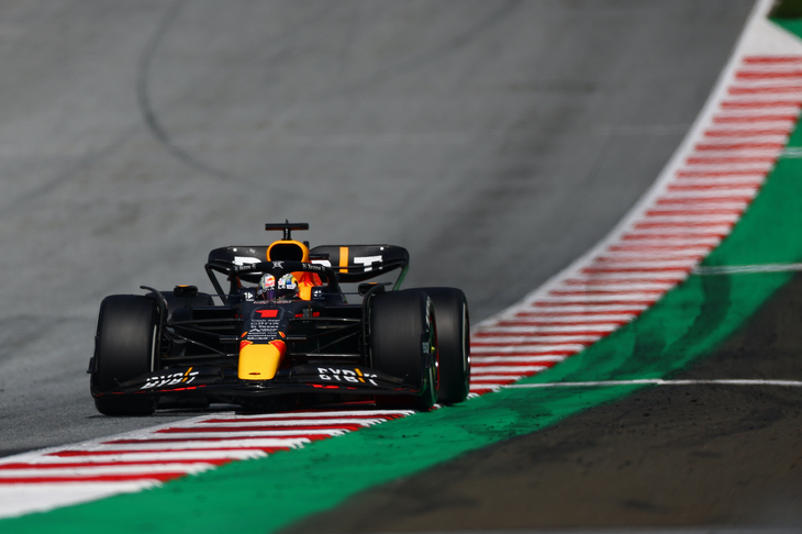 レッドブルのフェルスタッペン（写真）は今季初の2位フィニッシュ。予選でポールポジション、スプリントでは優勝と順調だったものの、レースではタイヤのデグラデーションに苦しんだことでトップから引きずり下ろされた。ファステストラップの1点も加え、合計27点を獲得。チャンピオンシップでは38点とまだ大きなリードを保っている。（Photo=Getty Images / Red Bull Content Pool）