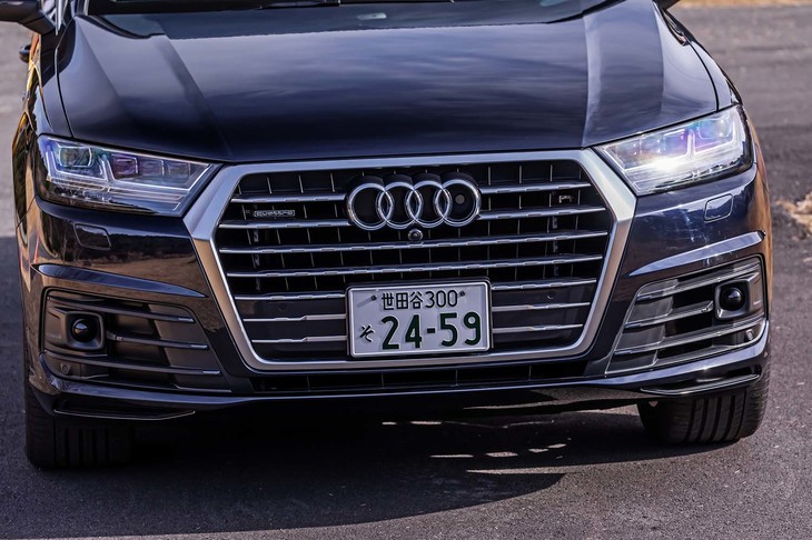 アウディのアイデンティティーでもあるシングルフレームグリルはバンパー下にまで及ぶ大きさ。後方から走ってくると、ひと目でアウディだと分かるデザインだ。
