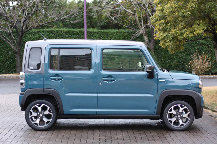 鉄板による張りや曲げなどの特徴を生かした、「ハスラー」のサイドビュー。