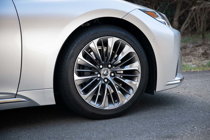 スパッタリング塗装のノイズリダクションアルミホイールと20インチランフラットタイヤは16万5000円のオプション装備。