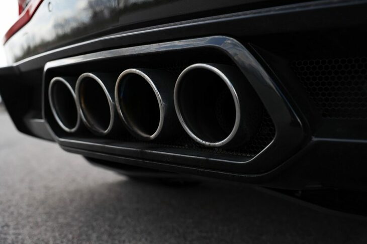 欧州仕様との顕著な違い。それは、どう猛なサウンドを奏でるセンター4本出しエキゾーストシステムだ。